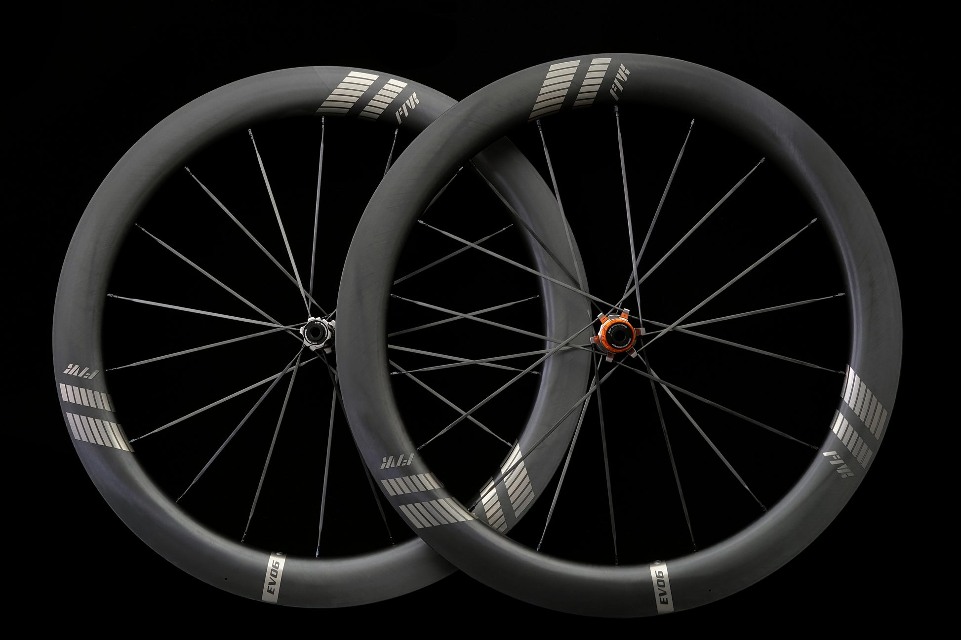 Lightweight 1280g carbon race wheels side profile