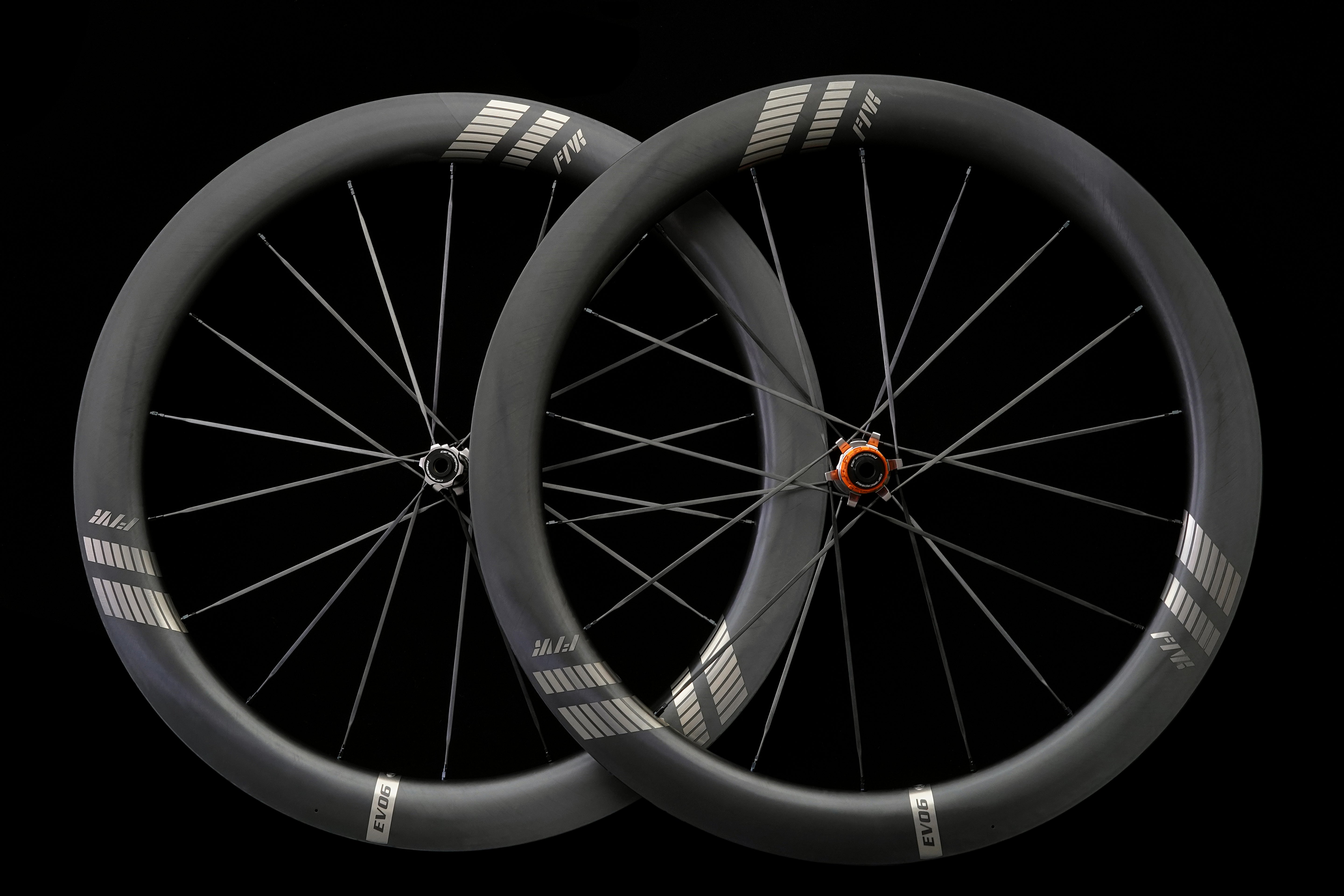 Lightweight 1280g carbon race wheels side profile